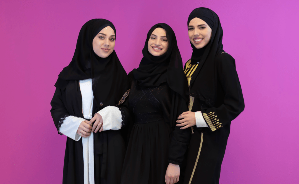 L’abaya moderne : entre tradition et allure urbaine