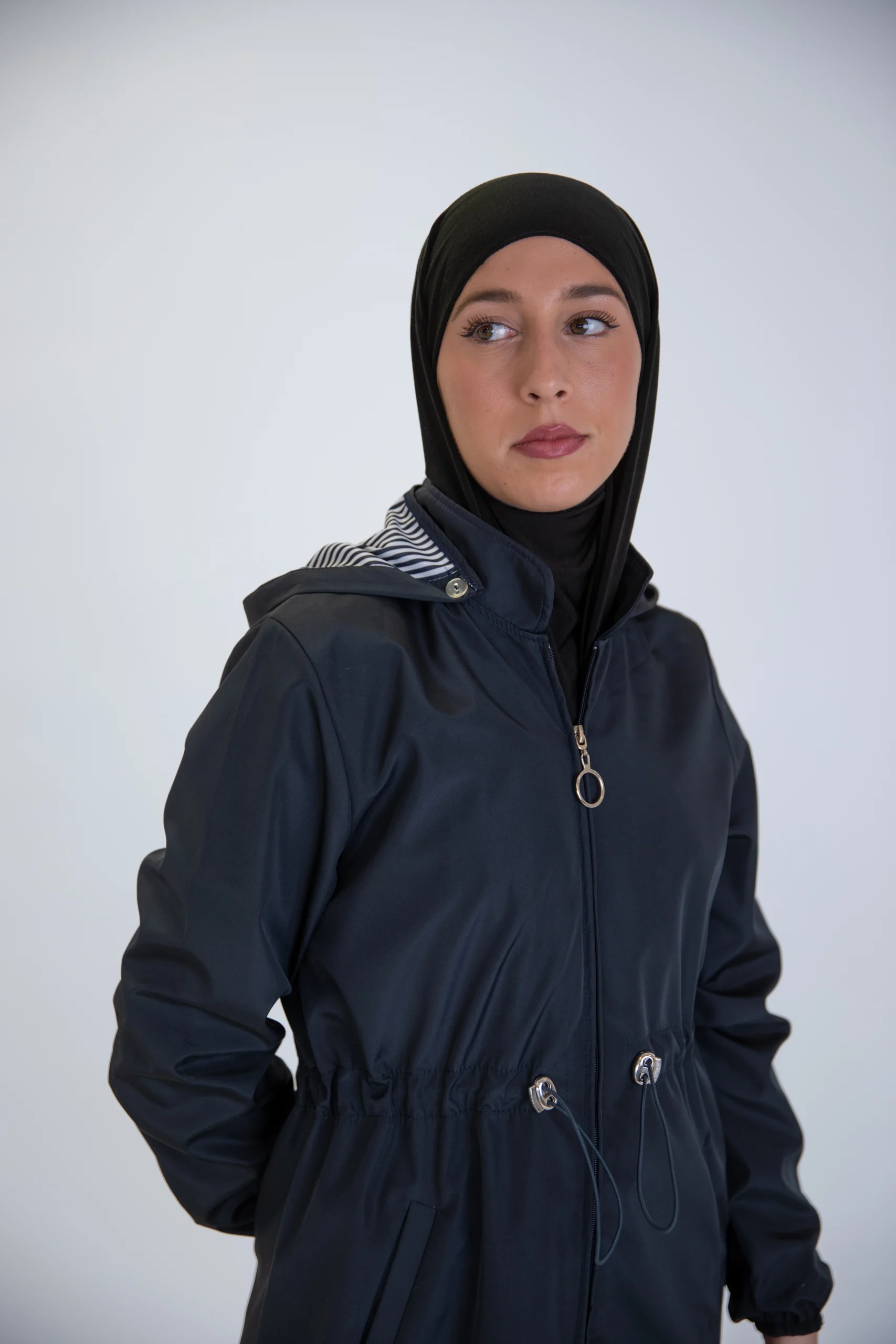 Manteau long modeste- élégance urbaine intemporelle