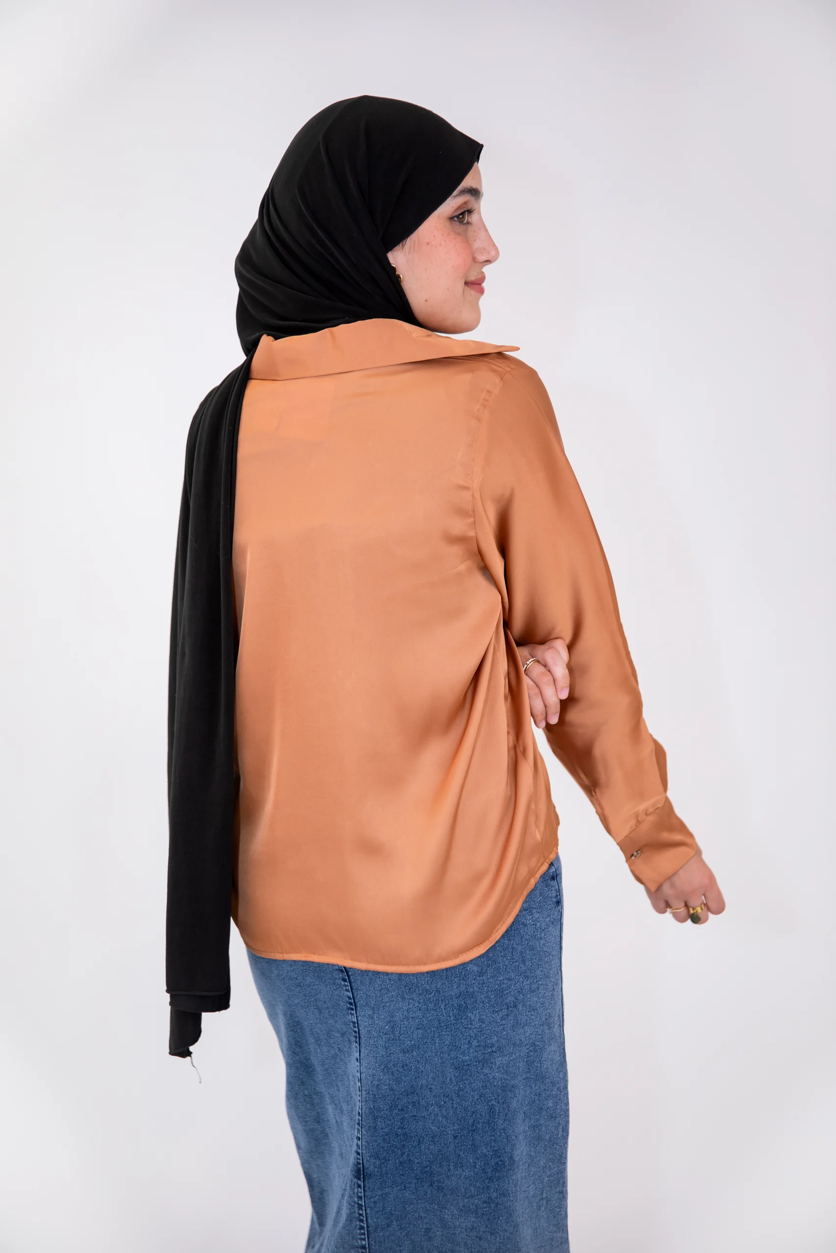 Chemise satinée “terracotta” Lina – élégance fluide modeste fashion