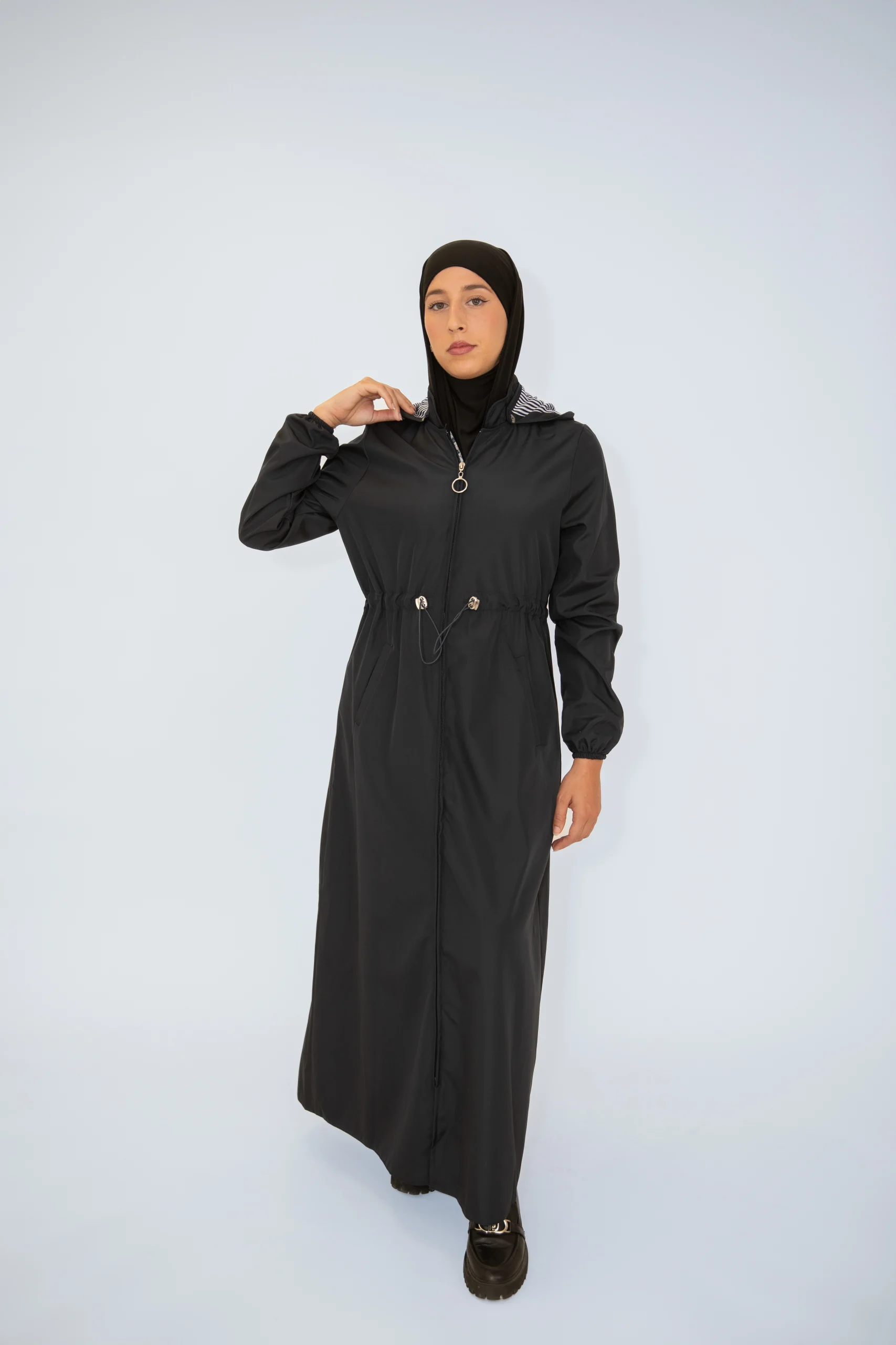 Manteau long modeste- élégance urbaine intemporelle